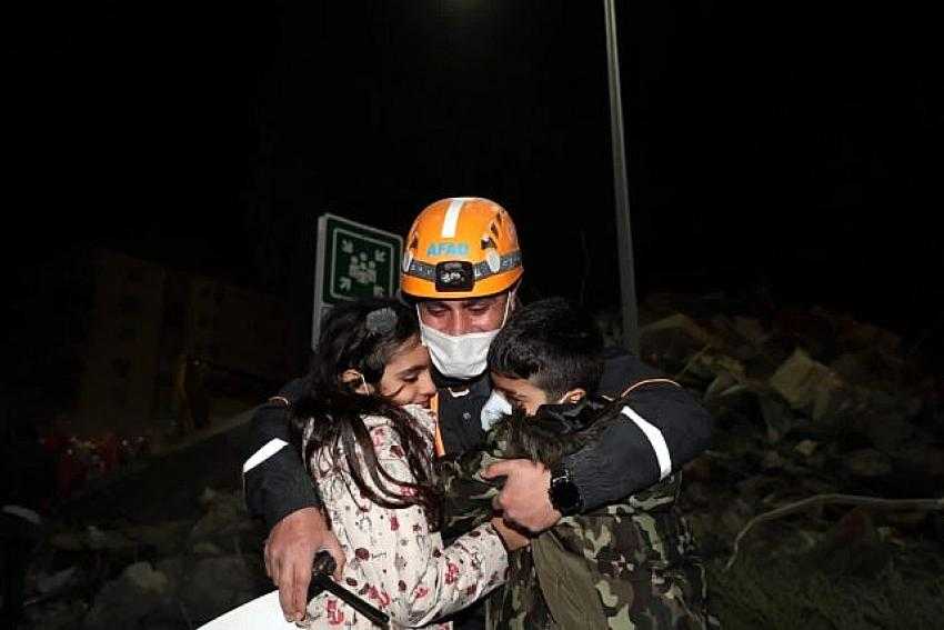 Elif'i kurtaran AFAD Erzurum ekibine, Kayra ve Saltuk kardeşlerden teşekkür