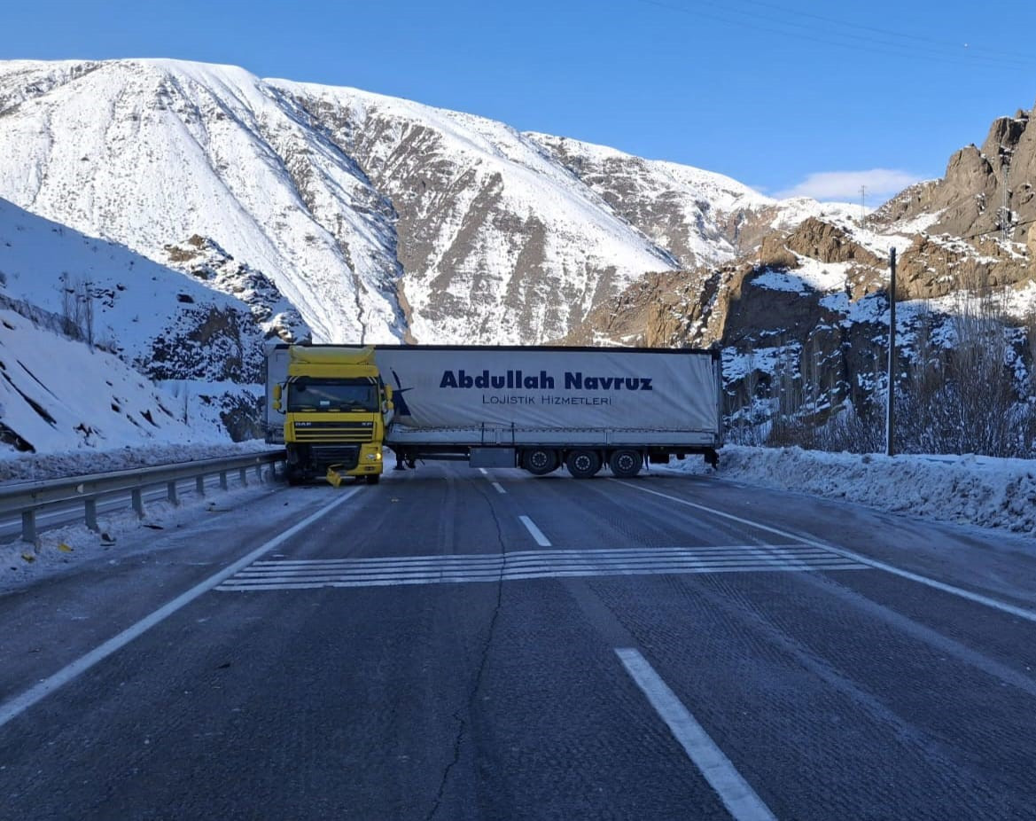 Oltu yol ayrımında yine Tır kazası