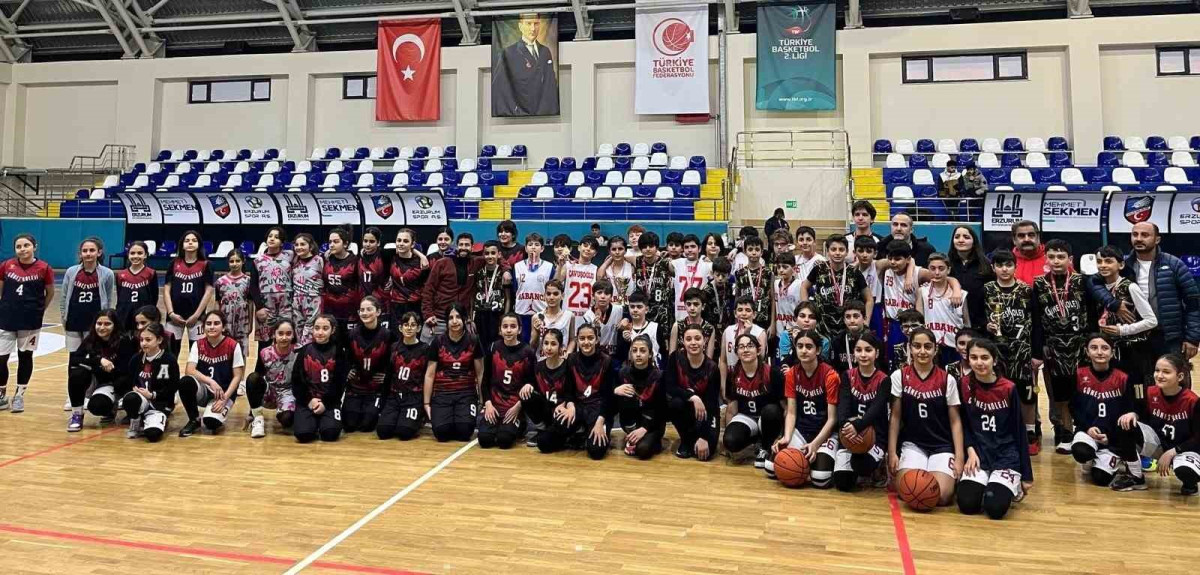 Sabancı basketbol küçüklerde hem kızlarda hem erkekler de şampiyon